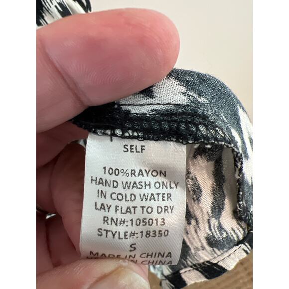 Savanna Jane size small sleeveless top with embroidery - Picture 3 of 3